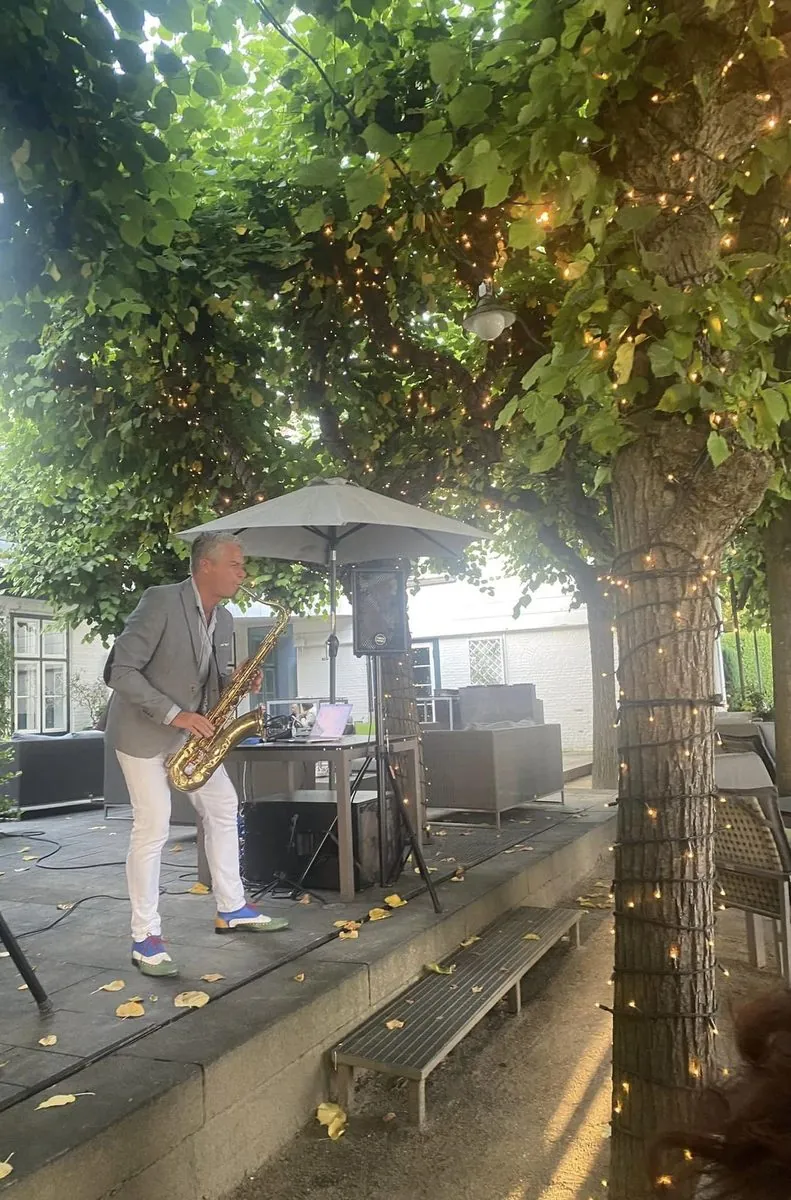 Live im Garten mit Lichterketten