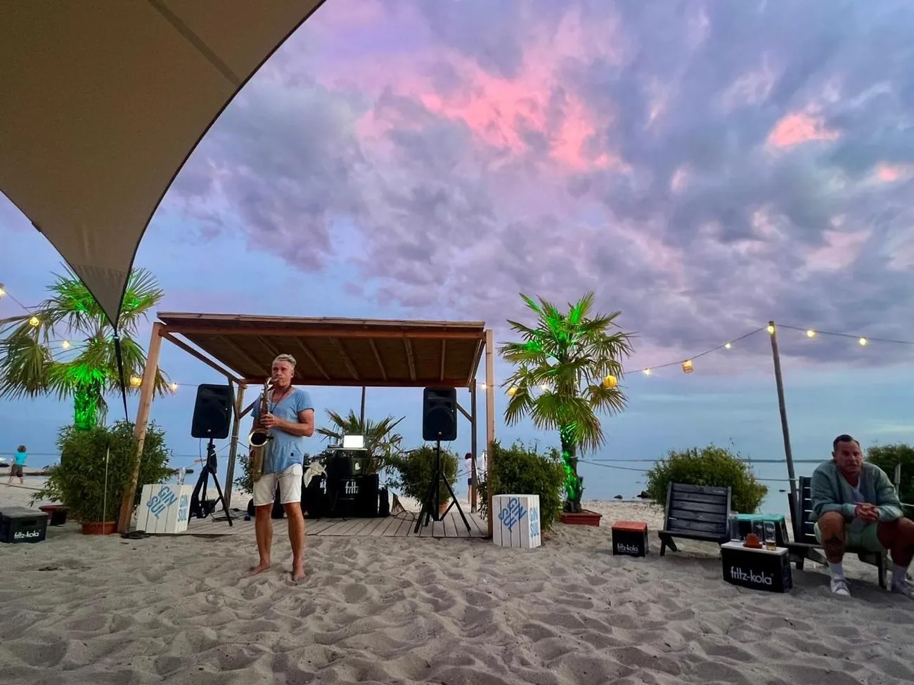 Saxophon am Strand bei Sonnenuntergang