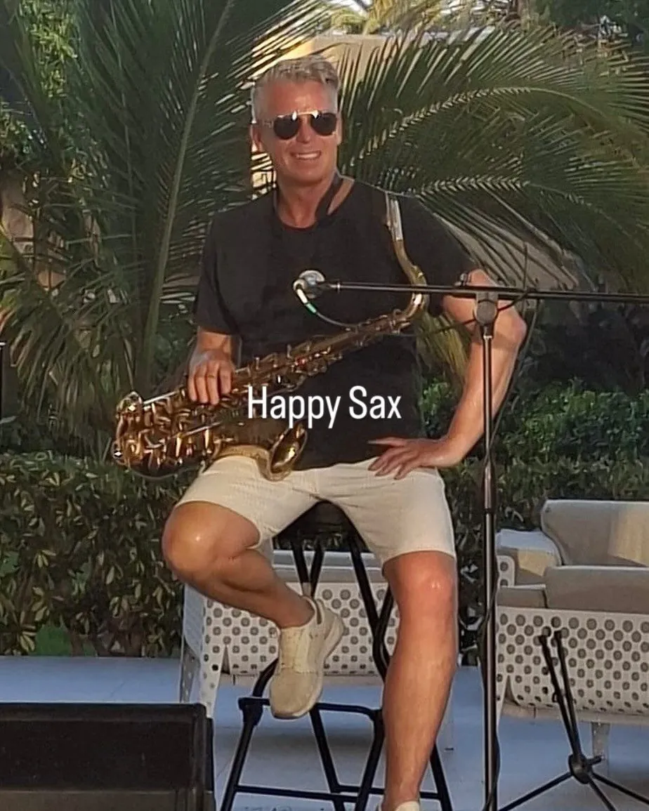 Happy Sax — entspannt am Pool